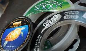 Wybór odpowiedniej plecionki na karpia to klucz do sukcesu. Na zdjęciu widać różne przypony, m.in. Fox Tapered Mono Leaders i PB Products Shield.