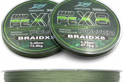 Dwie szpulki plecionki wędkarskiej Miracle Fish Braid X8. Jedna o średnicy 0.40mm i wytrzymałości 72.8kg, druga 0.35mm i 67.2kg.