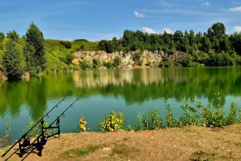 Spokojne jeziora w świętokrzyskim, gotowe na wędkarskie emocje.