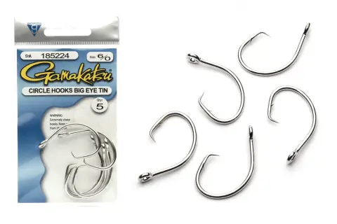 Opakowanie z haczykami Gamakatsu i pięć pojedynczych haczyków Gamakatsu Circle Hooks Big Eye Tin na białym tle.