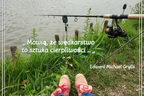 Wędkarstwo nad stawem w lesie. Wędka czeka na branie, a trawa ugina się pod stopami. Czas na cierpliwość.
