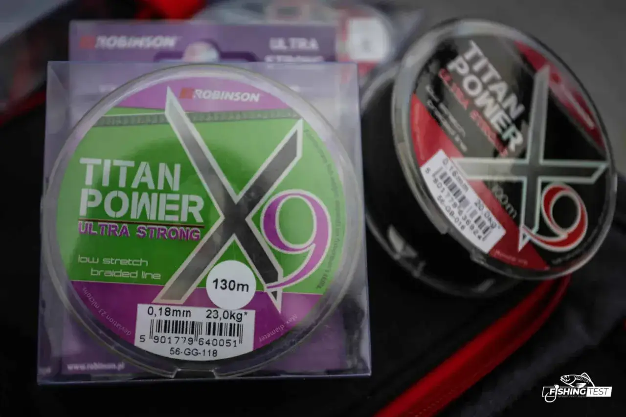 Żyłka Titan Power Ultra Strong – najmocniejsza żyłka na świecie? Dwie szpule plecionki wędkarskiej Robinson, jedna zielona, druga czarna.
